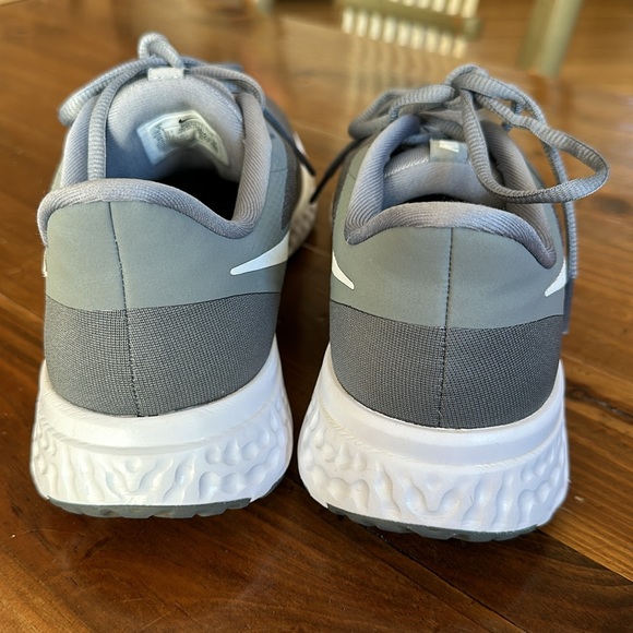 Nike Revolution 5 Men’s Sneakers Size 9 - Picture 4 of 6